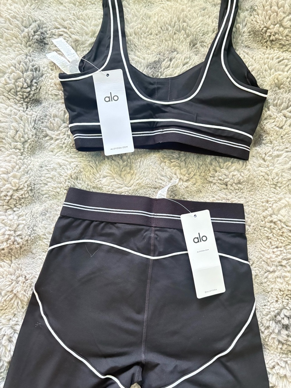 Women’s ALO Yoga Set Black Sports Bra with White Contrast Trim - Picture 5 of 5
